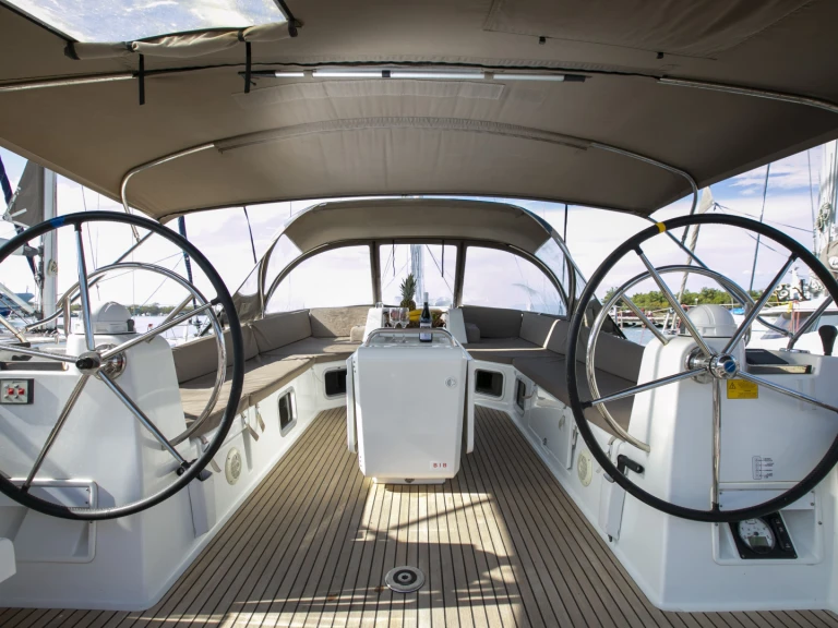 Hire Sailboat Jeanneau with a boat licence