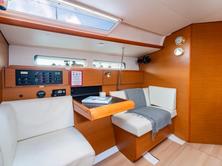 Charter a Jeanneau Sun Odyssey 439 in Lávrio on Samboat