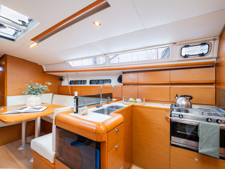 Hire Sailboat Jeanneau with a boat licence