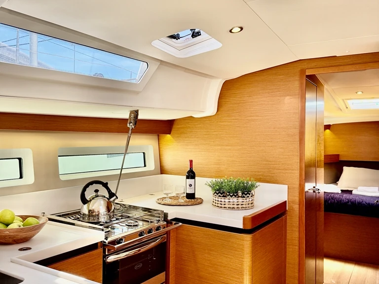 Hire Sailboat Jeanneau with a boat licence