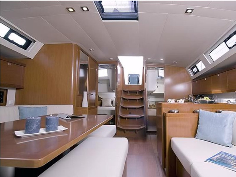 Charter a Bénéteau Oceanis 45 in Mrčevac on Samboat