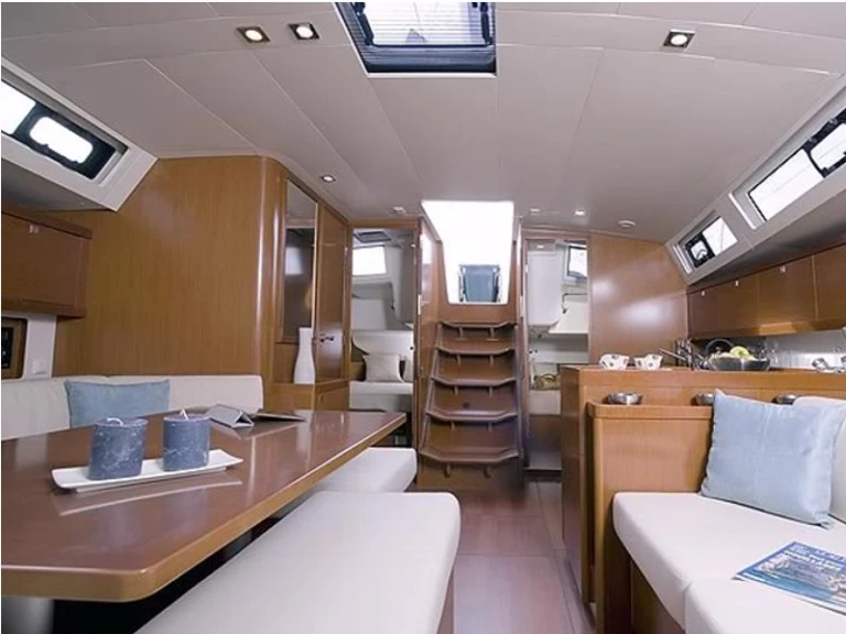 Charter a Bénéteau Oceanis 45 in Mrčevac on Samboat