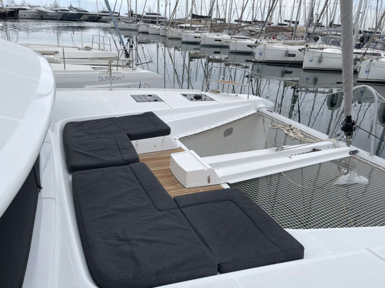Hire Catamaran Lagoon with a boat licence