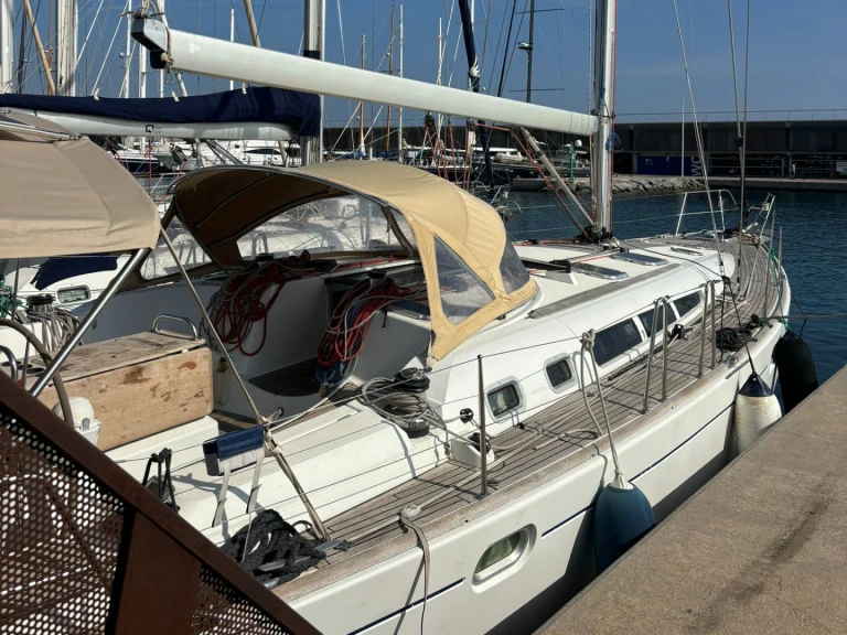 Hire Sailboat Jeanneau with a boat licence
