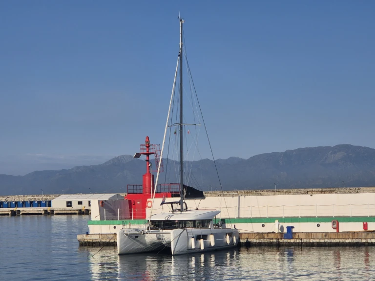 Hire Catamaran Lagoon with a boat licence