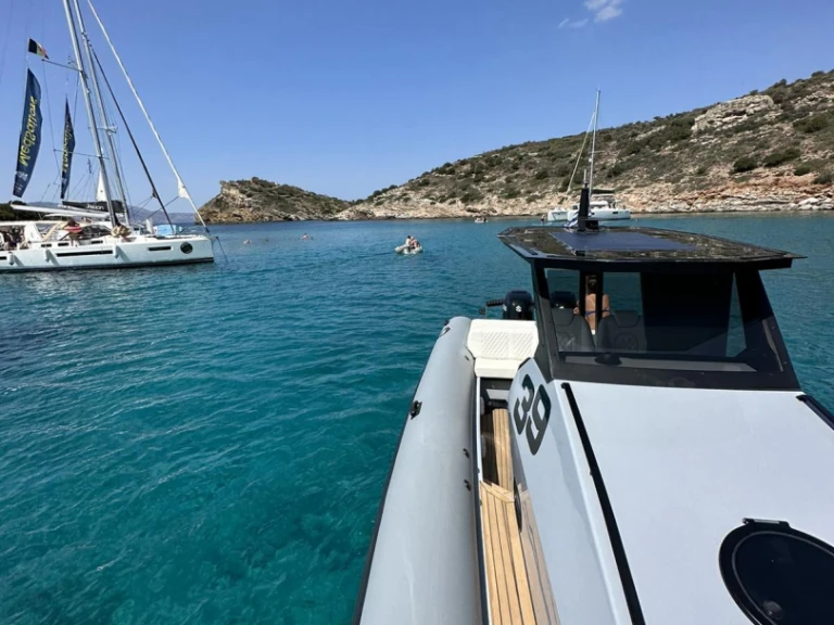 Yacht charter Adámas - ZEN MARINE ZEN 39 on SamBoat