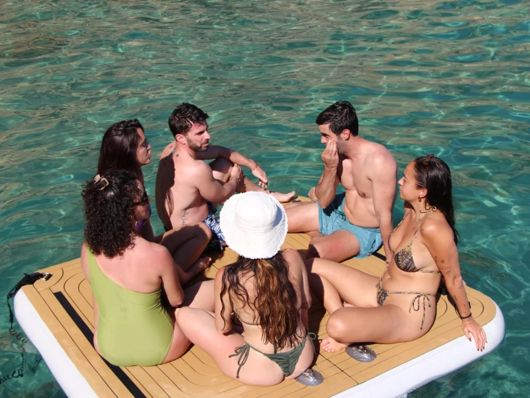 Hire Motorboat Bayliner with a boat licence