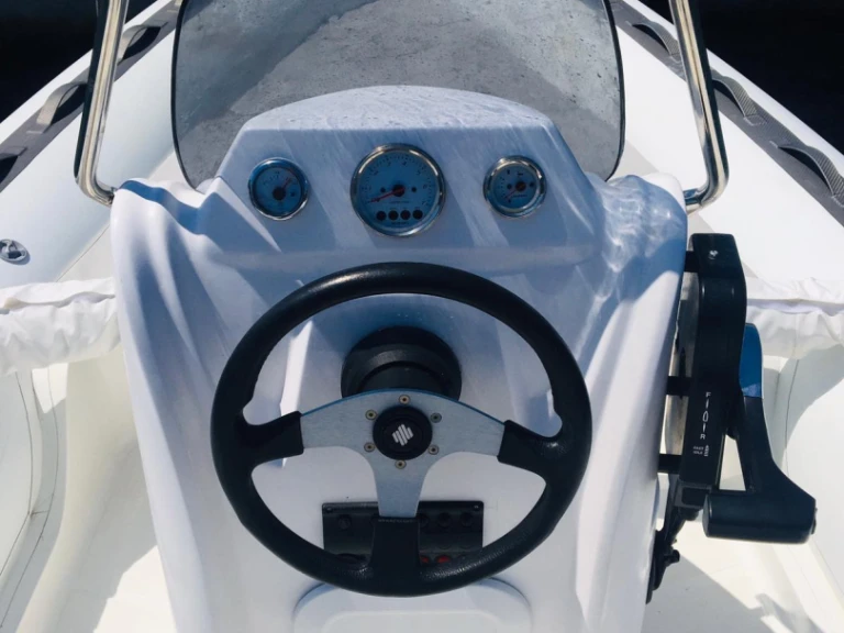 Charter a Magnus magnus 6,20 m in Porto Rotondo on Samboat