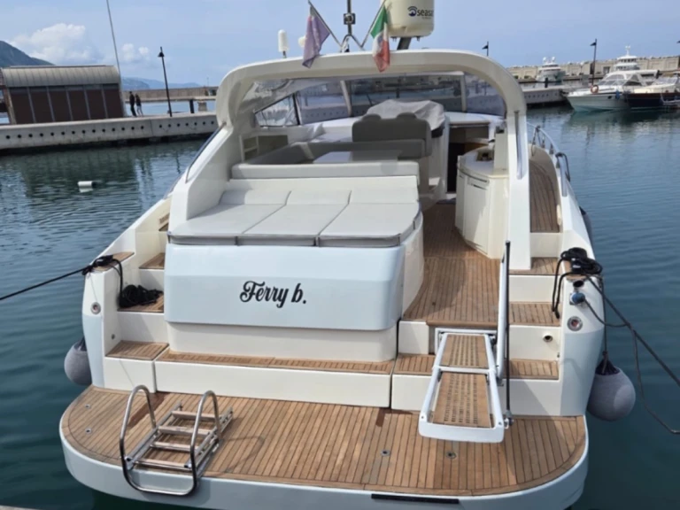 Luxury Yacht to hire Capri at the best price