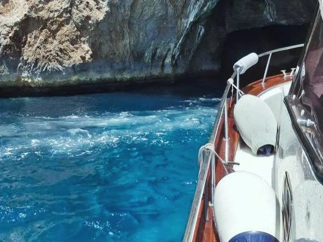 Hire Motorboat viveur with a boat licence