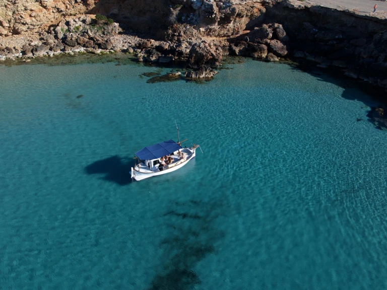 Hire Motorboat Capeador with a boat licence