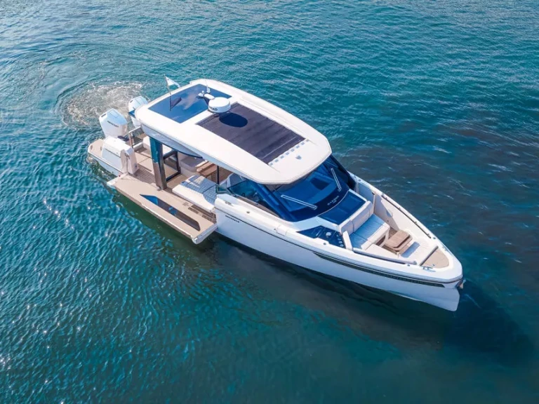 Charter a Saxdor 400 GTO in Cogolin on Samboat