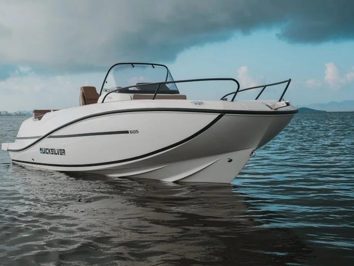 Hire Motorboat Quicksilver with a boat licence