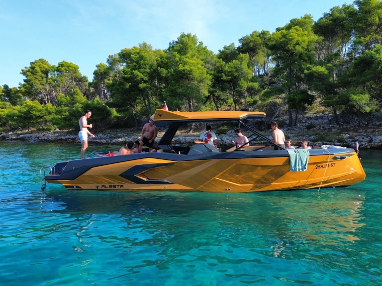 Motorboat hire in Split - Alesta Marine Raptor parasailing