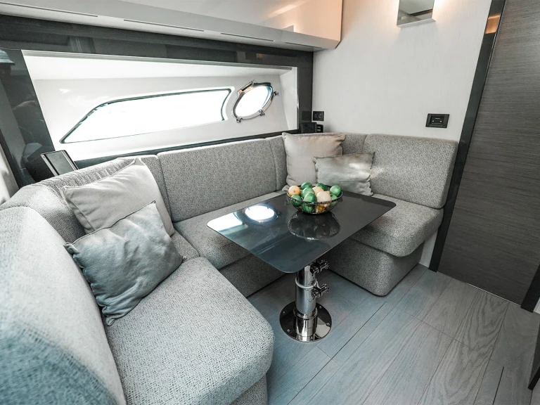 Charter a Pershing Pershing 5x in Dubai Marina on Samboat