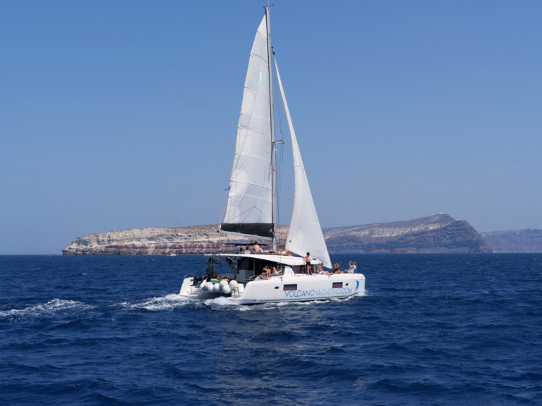 Charter a Lagoon Lagoon 42 in Vlychada on Samboat
