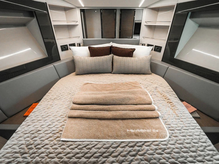 Charter a Pershing Pershing 5x in Dubai Marina on Samboat