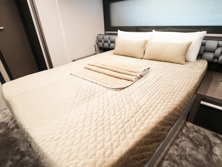 Hire Motorboat Pershing with a boat licence