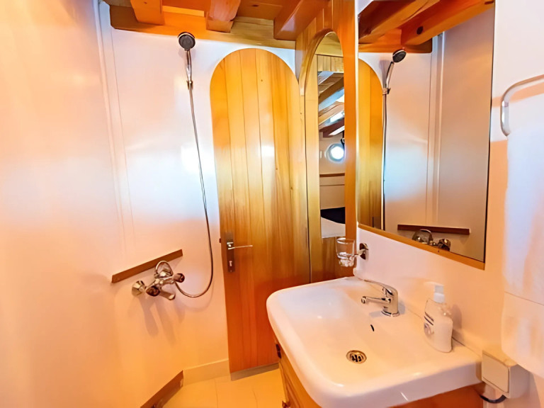 Hire Sailboat  with a boat licence