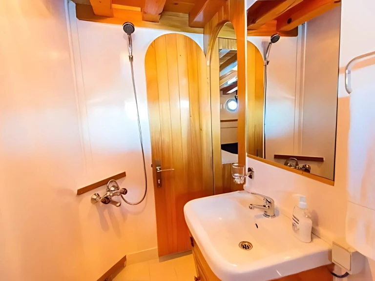 Hire Sailboat  with a boat licence