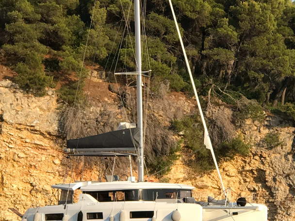 Hire Catamaran Lagoon with a boat licence