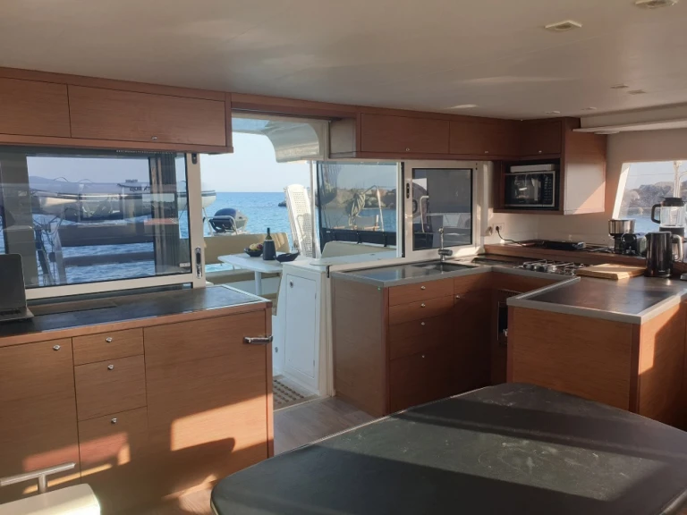 Hire Catamaran Lagoon with a boat licence