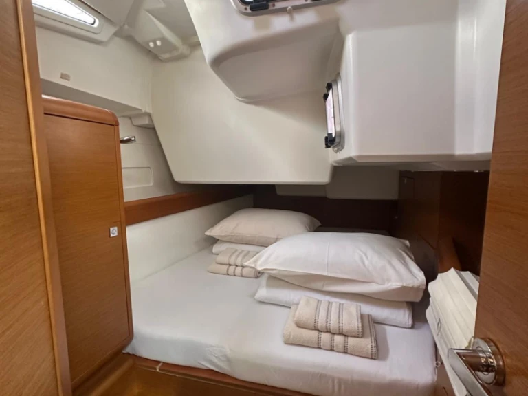 Sailboat to hire Seget Donji at the best price