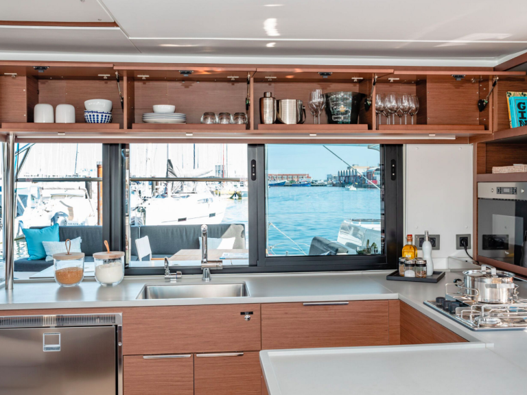 Hire Catamaran with or without skipper Lagoon Néa Péramos