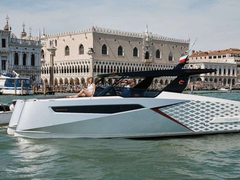Charter a Dracan Marine Dracan 42 in Casale sul Sile on Samboat