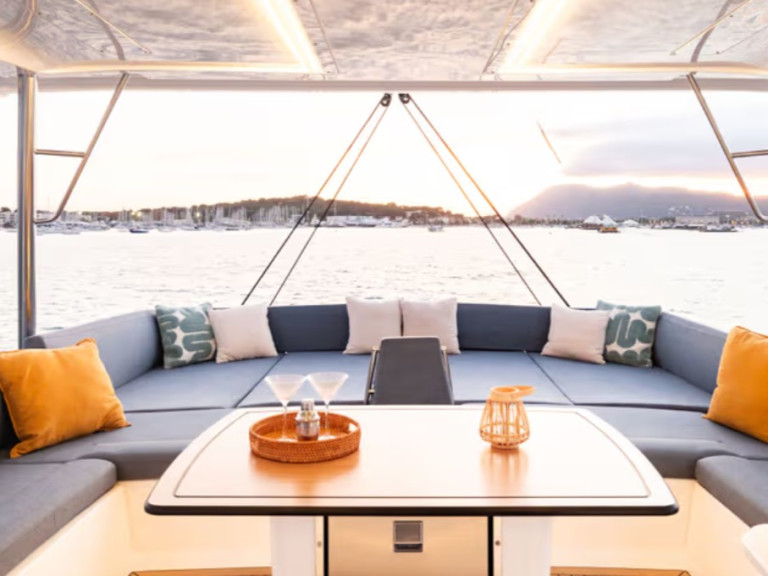 Yacht hire Raiatea Island cheap Bali 5.2 - 6 + 2 cab.