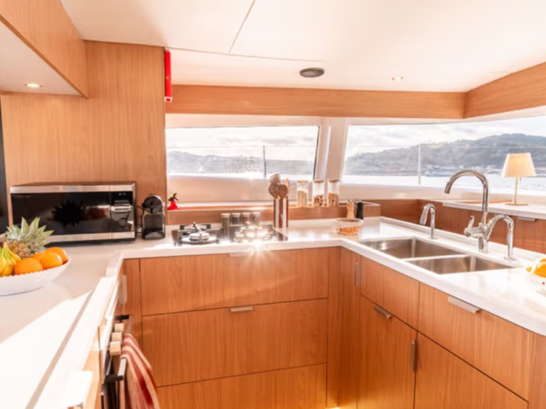 Charter a Bali Bali 5.2 - 6 + 2 cab. in Raiatea Island on Samboat