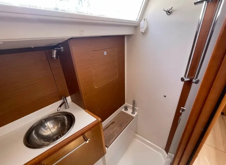 Hire Sailboat with or without skipper Jeanneau Paros (Island)