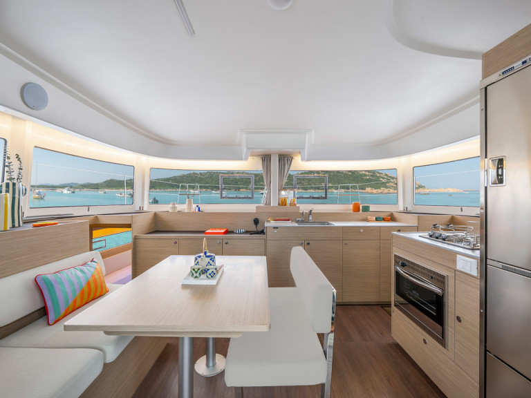 Hire a Lagoon Lagoon 38 (6 cab.) Lefkáda