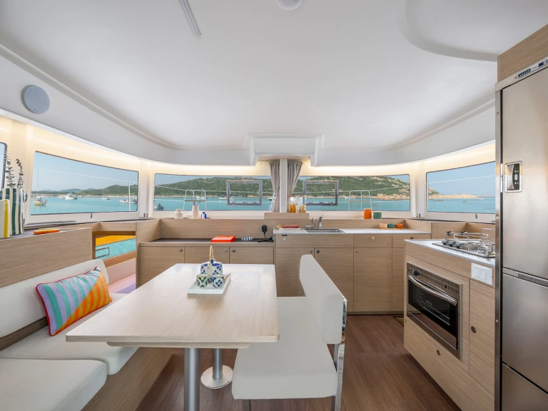 Hire a Lagoon Lagoon 38 (6 cab.) Lefkáda