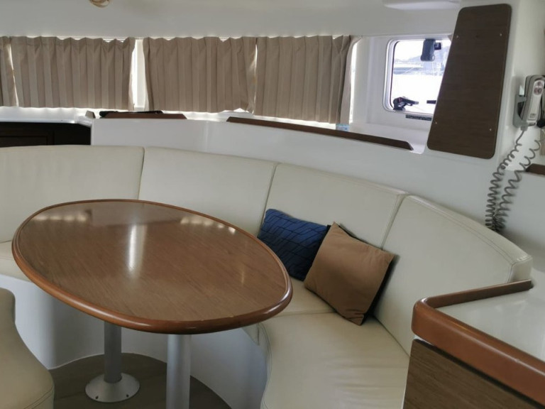 Hire Catamaran Lagoon with a boat licence