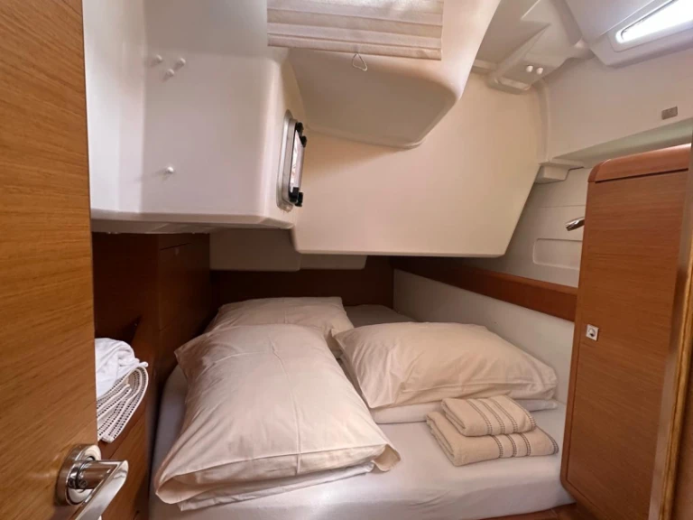 Hire a Jeanneau Sun Odyssey 519 Seget Donji