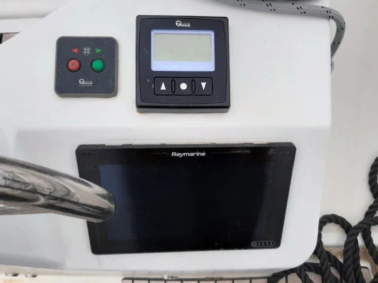 Hire Sailboat Jeanneau with a boat licence