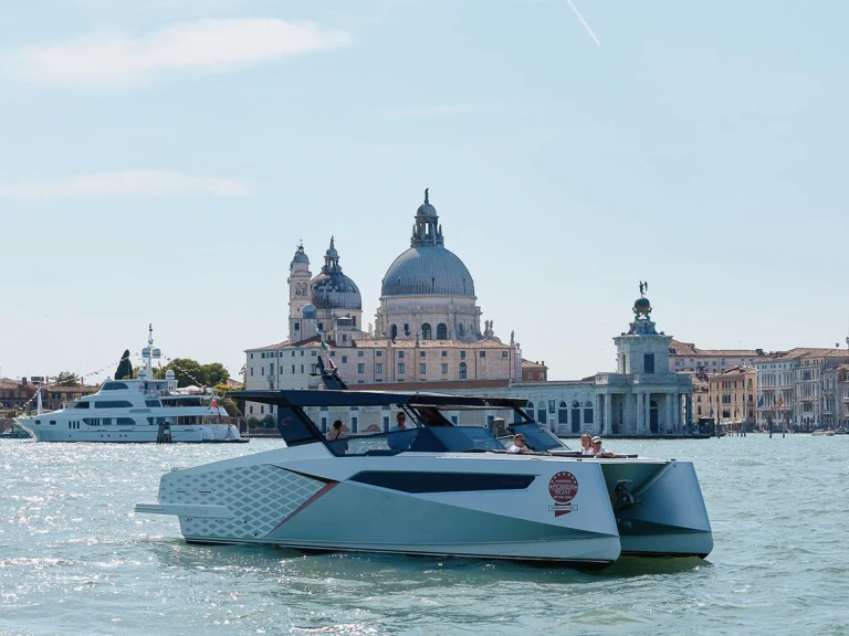 Charter a Dracan Marine Dracan 42 in Casale sul Sile on Samboat
