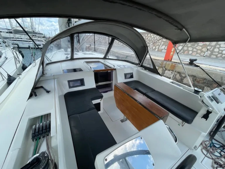 Sailboat to hire Alimos at the best price