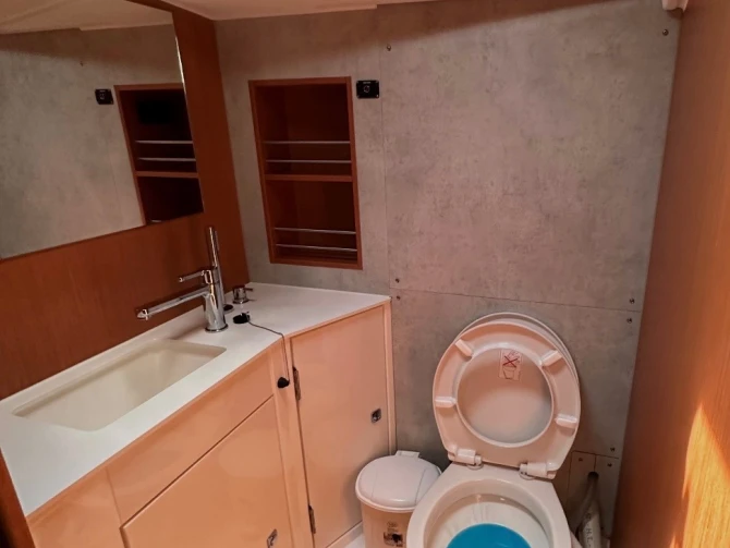 Hire Sailboat Bavaria with a boat licence