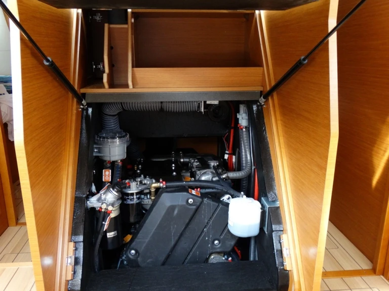 Hire Sailboat Jeanneau with a boat licence