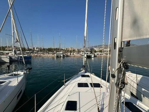 Charter a Bavaria Bavaria C45 in Alimos on Samboat