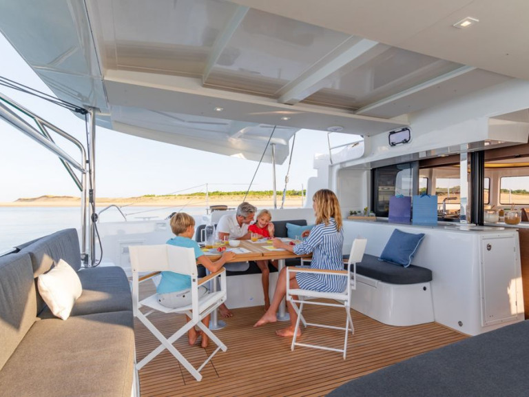 Charter a Lagoon Lagoon 46 (6 cab.) in Néa Péramos on Samboat