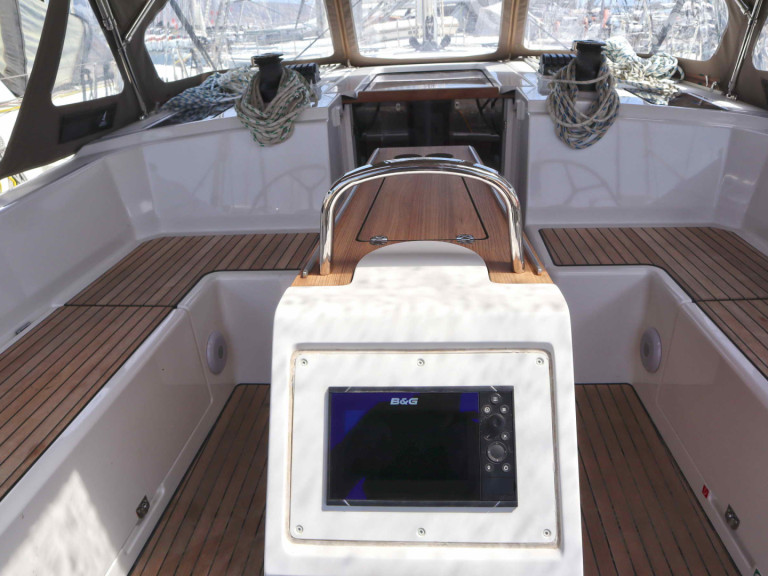 Charter a Bavaria Bavaria C42 (3 cab.) in Paros (Island) on Samboat