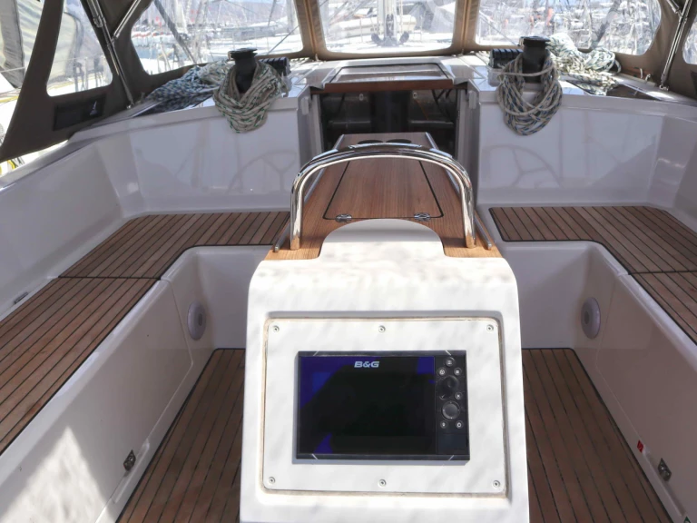 Charter a Bavaria Bavaria C42 (3 cab.) in Paros (Island) on Samboat