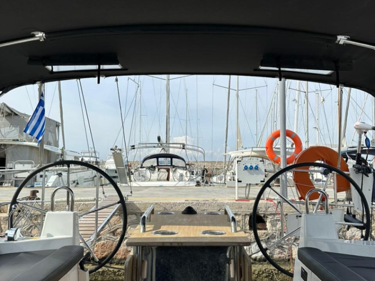 Bénéteau Oceanis 40.1 charter bareboat or skippered in  Alimos