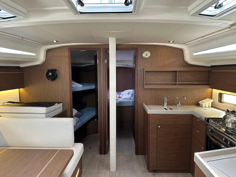 Hire a Bénéteau Oceanis 40.1 Alimos