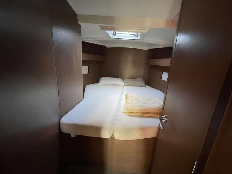 Hire a Bénéteau Oceanis 40.1 Lefkáda