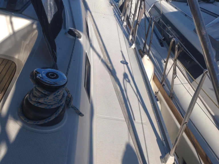 Hire a Bavaria Bavaria Cruiser 56 (6 cab.) Alimos