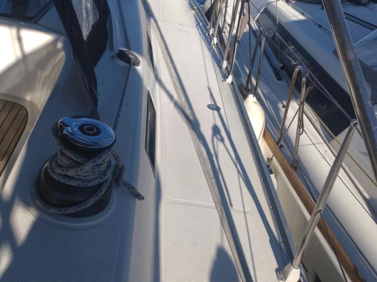 Hire a Bavaria Bavaria Cruiser 56 (6 cab.) Alimos